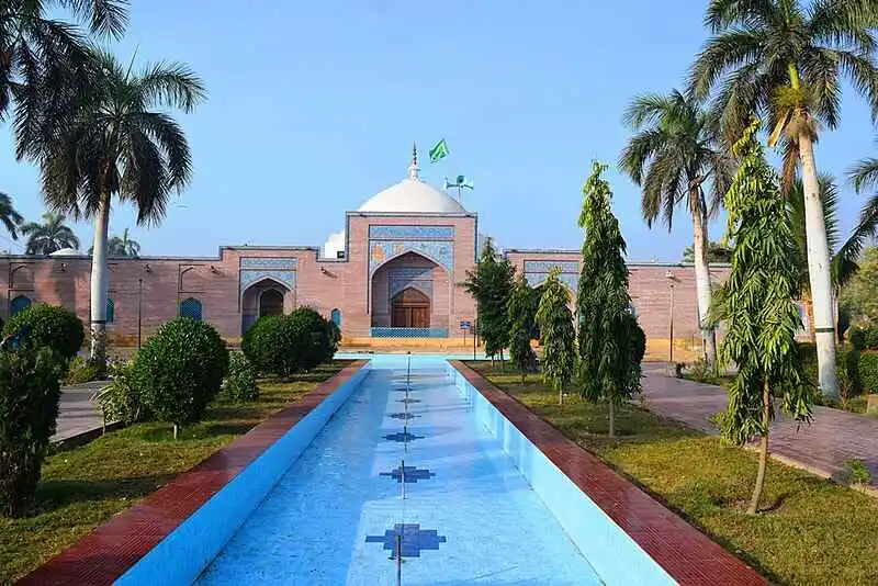 shah jahan mosque tourist place in sindh